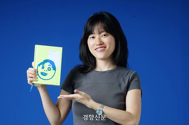 소설 <꽤 낙천적인 아이>의 저자 원소윤씨가 28일 인터뷰에 앞서 경향신문 스튜디오에서 책을 들고 포즈를 취하고 있다. 2025.7.28. 정지윤 선임기자
