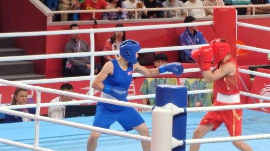 2022 항저우 아시안게임 여자 복싱 54kg급서 금메달을 획득한 북한 방철미(왼쪽)의 경기 모습