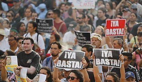 할리스코주 정부 앞에서 시위 중인 실종자 가족과 시민단체들/사진=EPA 연합뉴스