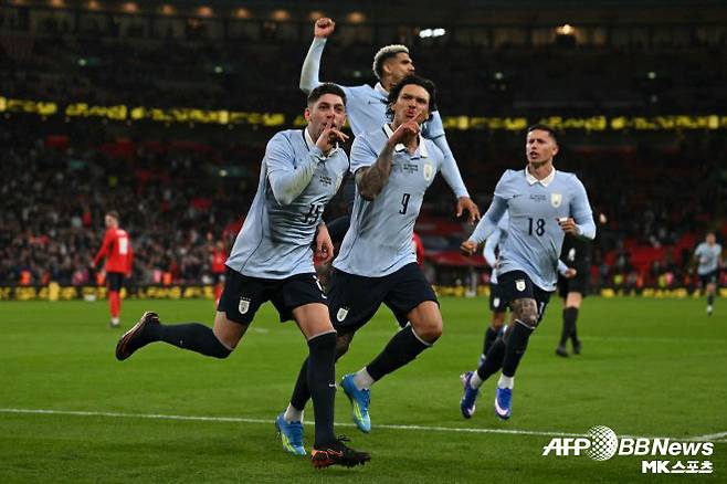 우루과이 선수들이 후반 막판 극적인 동점골에 기뻐하고 있다. 사진=AFPBBNews=News1