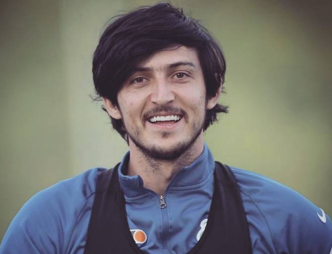 이란 정부를 비판하는 글을 올린 이란 축구대표팀 공격수 사르다르 아즈문이 자산을 몰수 당할 위기에 처했다. /사진=아즈문 인스타그램