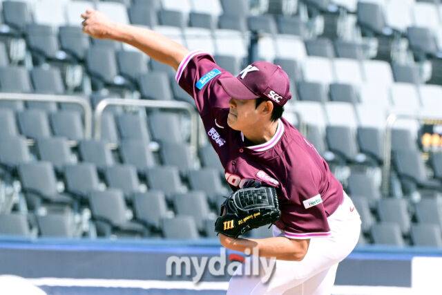 키움 조영건이 19일 오후 경기도 수원KT위즈파크에서 진행된 ‘2026 신한 SOL KBO리그’ 키움-KT의 시범경기에서 구원 등판해 역투를 펼치고 있다./수원=곽경훈 기자 kphoto@mydaily.co.kr
