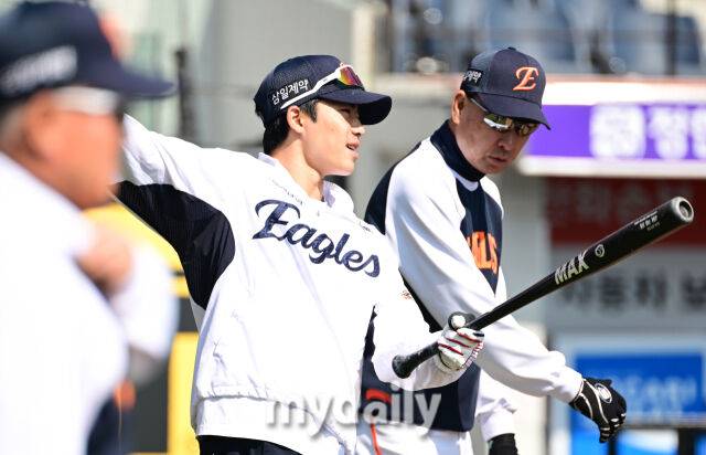 2026년 3월 28일 오후 대전 한화생명볼파크에서 ‘2026 신한 SOL KBO리그' 개막전 키움 히어로즈와 한화 이글스의 경기가 열렸다. 경기 전 한화 오재원이 훈련하고 있다./대전 = 유진형 기자