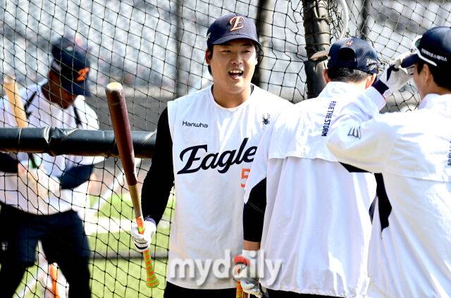 2026년 3월 28일 오후 대전 한화생명볼파크에서 ‘2026 신한 SOL KBO리그' 개막전 키움 히어로즈와 한화 이글스의 경기가 열렸다. 경기 전 한화 강백호가 훈련하고 있다./대전 = 유진형 기자