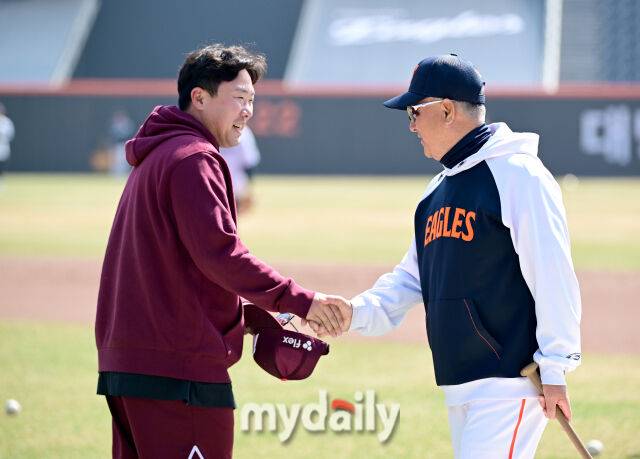 2026년 3월 28일 오후 대전 한화생명볼파크에서 ‘2026 신한 SOL KBO리그' 개막전 키움 히어로즈와 한화 이글스의 경기가 열렸다. 경기 전 키움 안치홍이 한화 김경문 감독과 인사하고 있다./대전 = 유진형 기자
