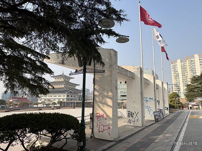 동덕여자대학교 운동장 곳곳에도 ‘공학 반대’ 래커칠이 새겨져 있다. 정주원 기자