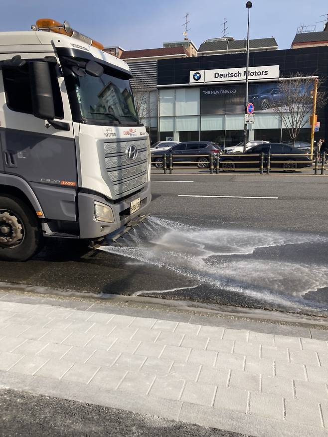 24일 서울 송파구 삼전동의 한 도로변. 살수차가 도로를 적시기 위해 물을 뿌리고 있다. 손인규 기자