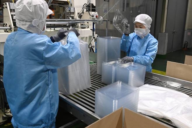 27일 경기 광주시 한 플라스틱 용기 제조업체 모습. 뉴시스