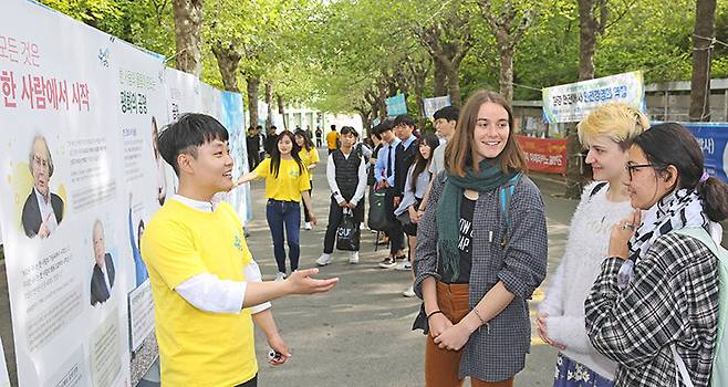 한국SGI 전국 대학생 평화연합동아리 ‘유니피스’는 핵 폐기와 한일 우호 등 시대적 의제를 주제로 꾸준히 전시를 열어왔다. 한국SGI