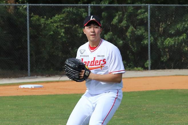 ▲ 시범경기에서 좋은 활약을 보인 김민준은 어깨의 뭉침 증상으로 개막 5선발 출격이 좌절됐다 ⓒSSG랜더스