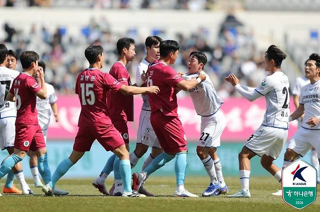 ▲ 터프했던 용인FC-수원 삼성의 경기 ⓒ한국프로축구연맹