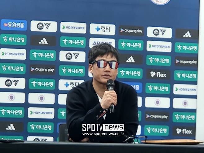 ▲ 청백적 선글라스 쓰고 기자회견에 나선 이정효 수원 삼성 감독.