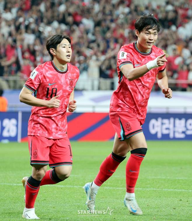 대한민국 축구대표팀 공격수 오현규(오른쪽)와 이강인. /사진=강영조 선임기자