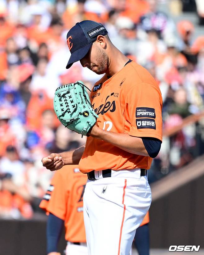 실점 후 아쉬워하고 있는 한화 선발 윌켈 에르난데스.
