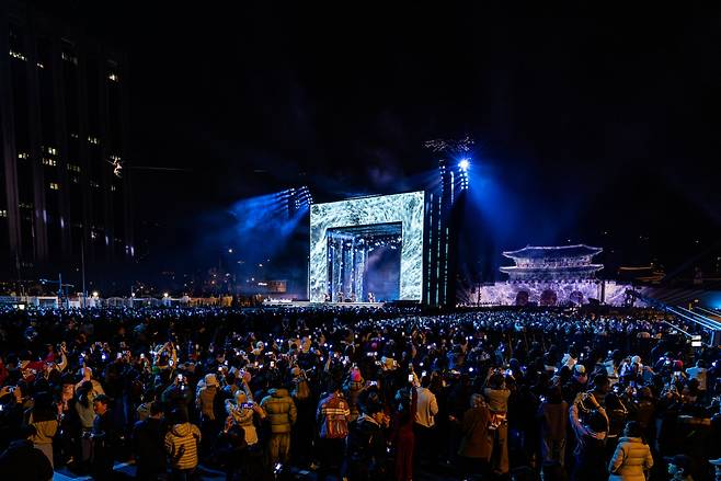 BTS(방탄소년단)가 3월 21일 서울 광화문광장에서 컴백 라이브 공연을 하고 있다. 빅히트뮤직·넷플릭스 제공