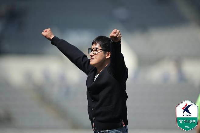 프로축구 K리그2 수원 삼성이 9년 만에 파죽의 5연승을 내달리며 '개막 전승' 행진을 이어갔다. 이정효 감독의 지도 하에 완벽한 공수 밸런스를 앞세워 리그 단독 선두 자리를 굳건히 지켰다. 수원은 28일 경기도 용인 미르스타디움에서 열린 하나은행 K리그2 2026 5라운드 원정 경기에서 전반 초반 터진 페신의 결승 골에 힘입어 용인FC를 1-0으로 제압했다. 이로써 수원은 개막 후 5경기를 모두 승리로 장식하며 승점 15점을 확보, 2위 부산(승점 10)과의 격차를 5점 차로 벌렸다. 한국프로축구연맹