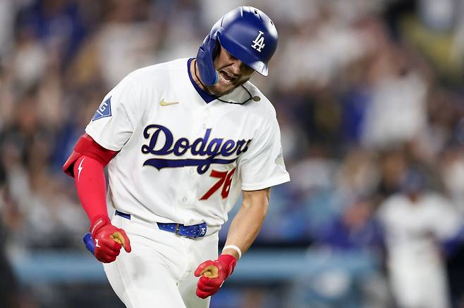 LA 다저스 내야수 알렉스 프리랜드가 28일 미국 캘리포니아주 로스앤젤레스의 다저스타디움에서 열린 2026 미국 메이저리그(MLB) 애리조나 다이아몬드백스와의 홈경기에 9번타자 겸 2루수로 선발 출전해 3타수 2안타 1타점 2득점으로 활약했다. 연합뉴스