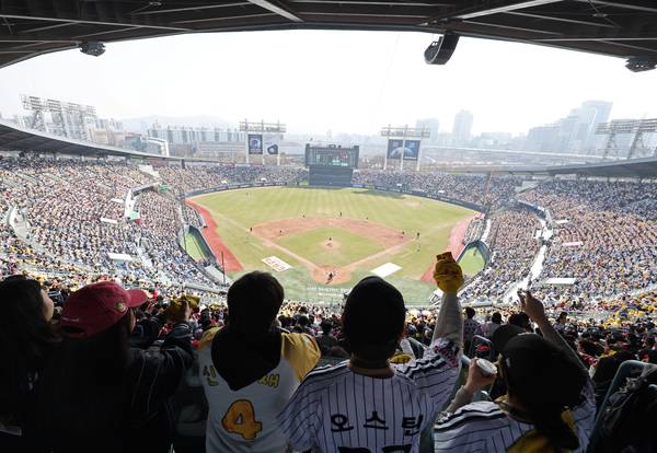 프로야구 정규시즌 개막일인 28일 KT 위즈와 LG 트윈스의 경기가 열린 서울 잠실야구장에서 팬들이 열띤 응원을 펼치고 있다. 2026.3.28 /연합뉴스