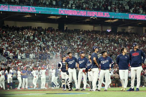 13일(현지시간) 미국 플로리다주 마이애미 론디포파크에서 열린 월드베이스볼클래식(WBC) 대한민국 대 도미니카공화국 준준결승전. 7회말 심판의 콜드게임 선언으로 0-10에 게임을 종료, 패배한 한국 선수들이 아쉬워하고 있다. 2026.3.14 /마이애미=연합뉴스