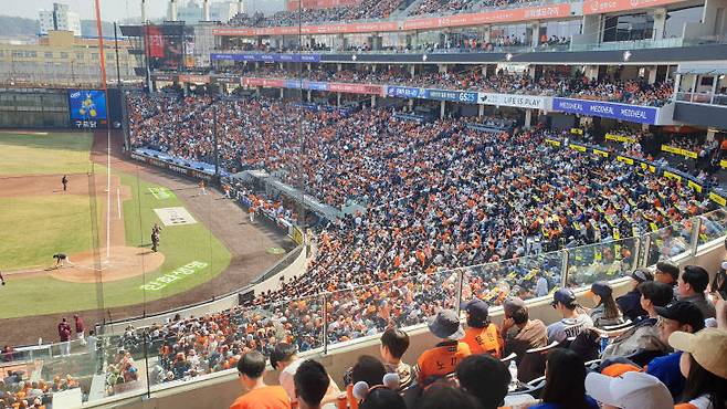 28일 대전한화생명볼파크에서 열린 한화 이글스의 홈 개막전을 1만 7000명의 관중들이 관람하고 있다.(사진=심효준 기자)