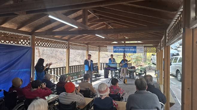 국제로타리 3630지구 남포항로타리클럽 소속 남포항로타리 빅밴드가 지난 27일 원광보은의집을 찾아 음악회를 열고 있다. /남포항로타리클럽 제공