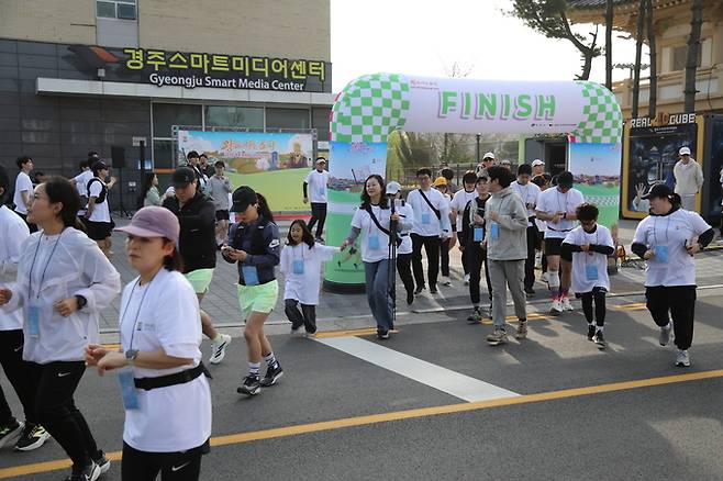 ▲ 경주스마트미디어센터가 지난 28일 개최한 2026 런트립 첫번째 일정인 'APEC 정상의 길을 달리다'에 참여한 시민들이 힘찬 출발을 하고 있다. 경주스마트미디어센터