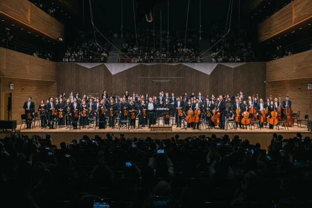 통영국제음악제 개막공연서 통영페스티벌오케스트라가 관객들을 향해 인사를 하고 있다./통영국제음악재단/