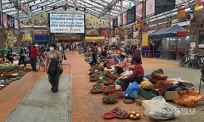 27일 오후 순천 전통시장 아랫장에 장을 보러 온 시민들이 오가고 있다. 강주비 기자