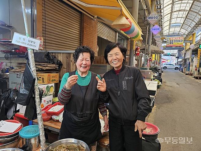 지난 26일 말바우시장에서 만난 김향임(74·왼쪽) 담양상회 대표와 김점자(70) 빛고을 김점자 한과 대표최류빈기자 rubi@mdilbo.com