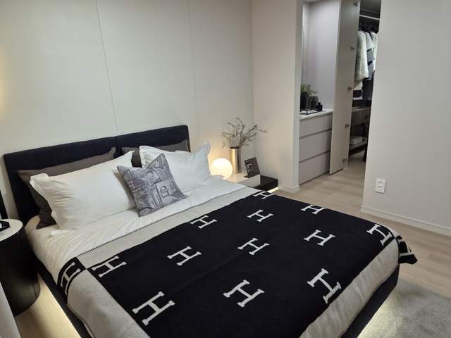 ‘더샵 신길 센트럴시티’ 견본주택 내부에 마련된 59A 타입 유니트 안방. (김선호 기자)