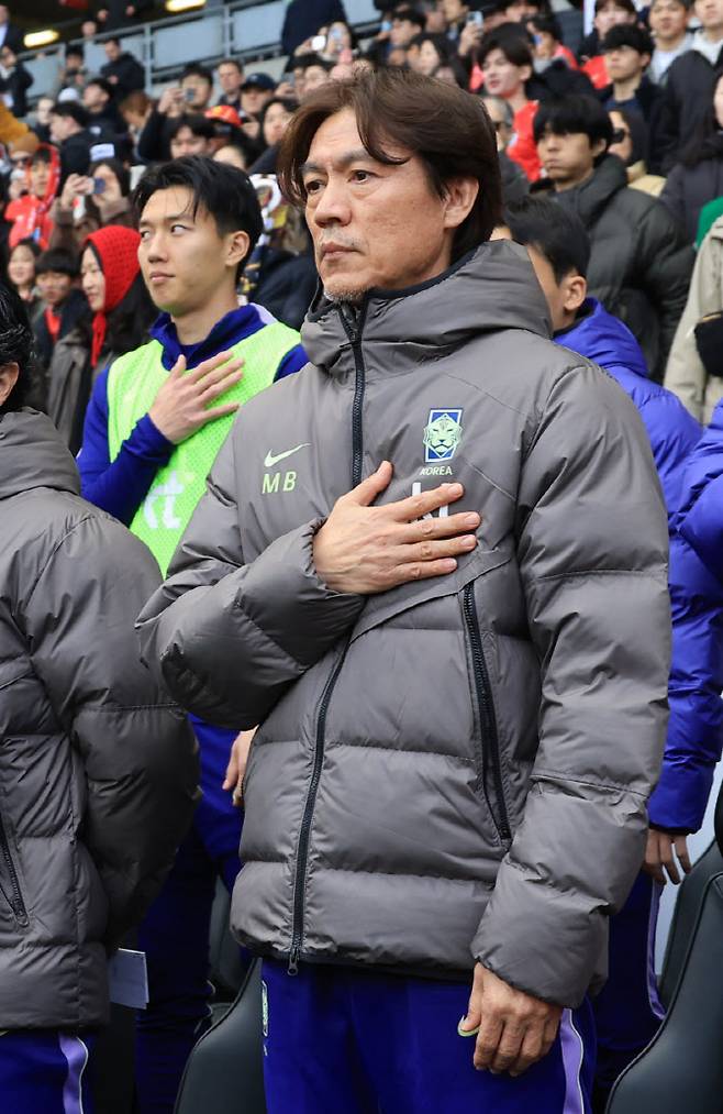 국기에 경례하는 홍명보 감독.(사진=연합뉴스)