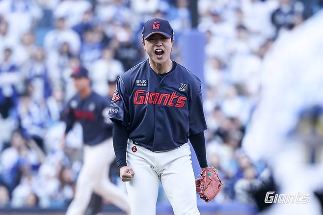 롯데 신인 박정민이 28일 대구삼성라이온즈파크에서 열린 2026 KBO리그 정규시즌 개막전 삼성과 경기에서 9회 1사에서 올라와 실점 없이 막고 세이브를 올린 후 포효하고 있다. 사진 | 롯데 자이언츠