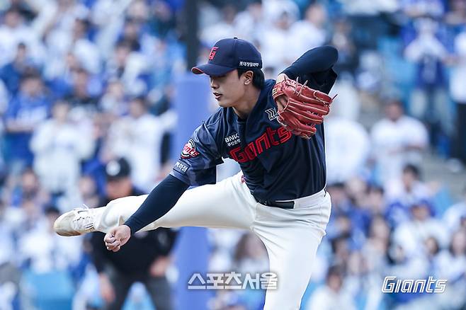 롯데 신인 박정민이 28일 대구삼성라이온즈파크에서 열린 2026 KBO리그 정규시즌 개막전 삼성과 경기에서 9회 1사에서 올라와 역투하고 있다. 사진 | 롯데 자이언츠