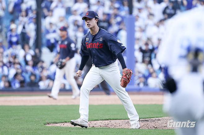 롯데 신인 박정민이 28일 대구삼성라이온즈파크에서 열린 2026 KBO리그 정규시즌 개막전 삼성과 경기에서 9회 1사에서 올라와 실점 없이 막고 세이브를 올린 후 포효하고 있다. 사진 | 롯데 자이언츠