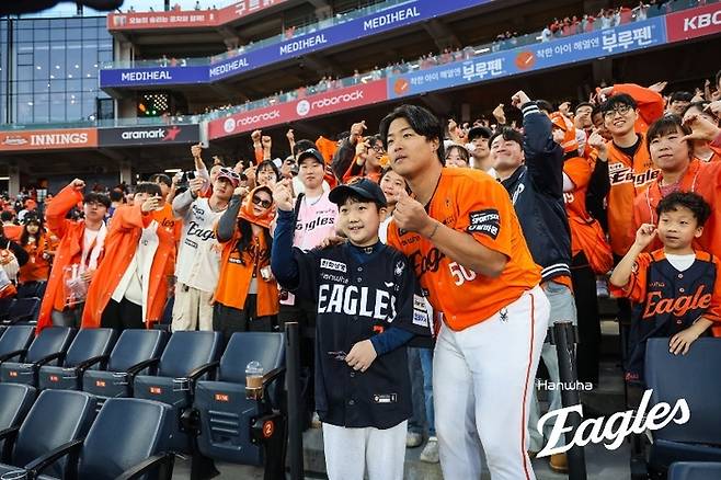 강백호가 팬들과 사진 촬영에 임하고 있다. 사진 | 한화 이글스