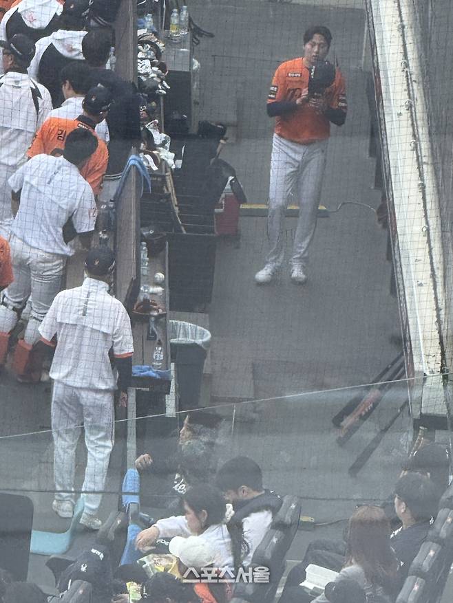 김경문 감독(맨 왼쪽 아래)이 조동욱(오른쪽 위)에게 상태를 물어보는 모습. 대전 | 박연준 기자 duswns0628@sportsseoul.com