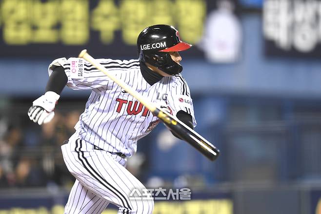 LG 홍창기가 27일 서울 잠실구장에서 열린 2025 KBO 포스트시즌 한국시리즈 2차전 한화와 경기 2회말 1사2루 역전 우중간 안타를 치고 있다. 잠실 | 최승섭기자 thunder@sportsseoul.com