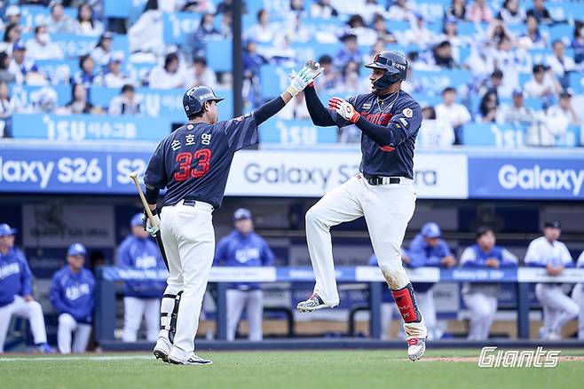 롯데 레이예스(오른쪽)가 29일 대구삼성라이온즈파크에서 열린 2026 KBO리그 정규시즌 삼성전에서 7회초 좌월 3점포를 날린 후 홈에 들어와 손호영과 하이파이브 하고 있다. 사진 | 롯데 자이언츠