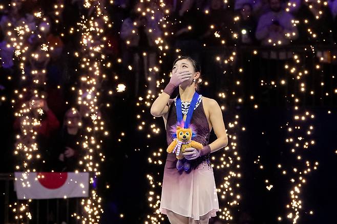 Gold medalist, Kaori Sakamoto from Japan reacts on the podium during the medal ceremony for the women free skating at the Figure Skating World Championships in Prague, Czech Republic, Friday, March 27, 2026. (AP Photo/Petr David Josek)
<저작권자(c) 연합뉴스, 무단 전재-재배포, AI 학습 및 활용 금지>