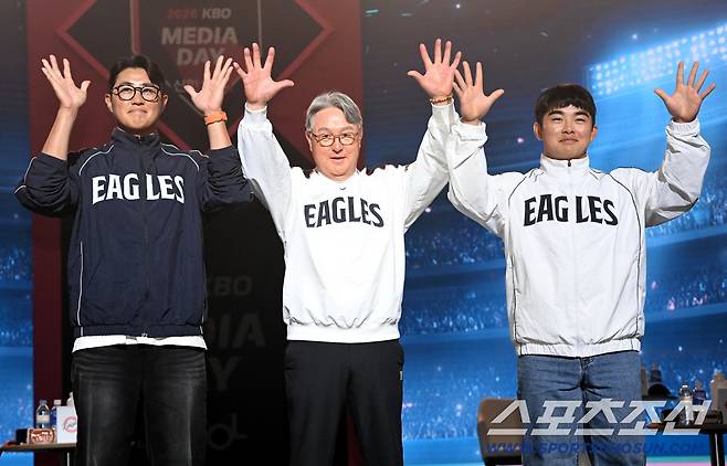 26일 롯데호텔 월드에서 열린 2026 KBO 리그 미디어데이&팬페스트. 한화 김경문 감독, 채은성, 문현빈이 포즈를 취하고 있다. 잠실=허상욱 기자wook@sportschosun.com/2026.03.26/