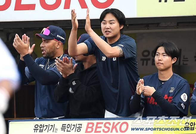 28일 대구 삼성라이온즈파크에서 열리는 삼성과 롯데의 개막전 경기. 롯데가 삼성에 6대 3으로 승리했다. 세이브 달성한 박정민에게 박수를 보내고 있는 동료들. 대구=송정헌 기자songs@sportschosun.com/2026.03.28/
