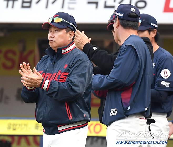 28일 대구 삼성라이온즈파크에서 열리는 삼성과 롯데의 개막전 경기. 롯데가 삼성에 6대 3으로 승리했다. 경기 종료 후 선수들에게 박수를 보내고 있는 김태형 감독. 대구=송정헌 기자songs@sportschosun.com/2026.03.28/
