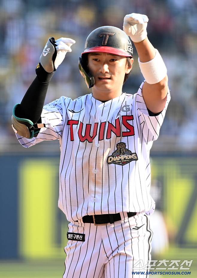 28일 잠실야구장에서 열린 KT와 LG의 개막전. 8회말 무사 만루 LG 신민재가 1타점 적시타를 치고 기뻐하고 있다. 잠실=허상욱 기자wook@sportschosun.com/2026.03.28/