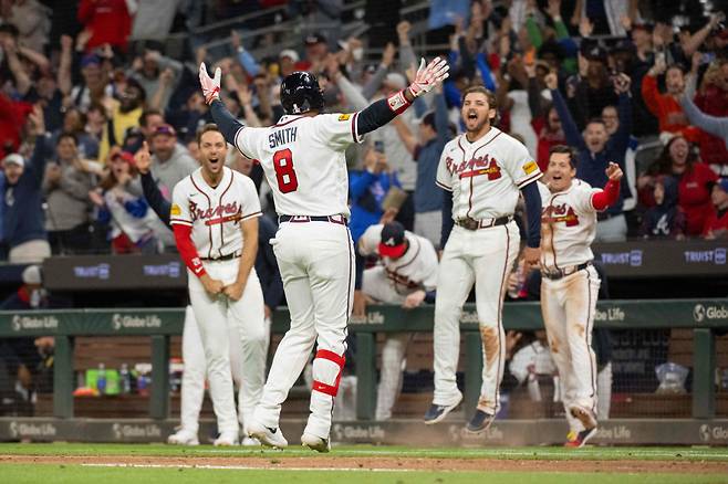 ATLANTA, GEORGIA - MARCH 28: Dominic Smith #8 of the Atlanta Braves turns to the dugout after hitting a game-winning grand slam home run as Matt Olson #28 (left), Austin Riley #27, and Mike Yastrzemski #18 celebrate in the ninth inning of a game against the Kansas City Royals at Truist Park on March 28, 2026 in Atlanta, Georgia. Edward M. Pio Roda/Getty Images/AFP (Photo by Edward M. PIO RODA / GETTY IMAGES NORTH AMERICA / Getty Images via AFP)
<저작권자(c) 연합뉴스, 무단 전재-재배포, AI 학습 및 활용 금지>