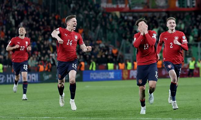 epaselect epa12852769 (L-R) Czechia's players Tomas Soucek, Lukas Provod, Mojmir Chytil and Stepan Chaloupek celebrate after winning by penalty shoot out the FIFA World Cup 2026 European playoffs soccer match between Czechia and Ireland in Prague, Czechia, 26 March 2026. EPA/FILIP SINGER
<저작권자(c) 연합뉴스, 무단 전재-재배포, AI 학습 및 활용 금지>