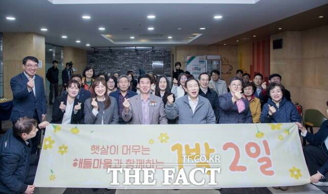 최민호 시장이 지난 27일부터 이틀간 대평동 해들마을4단지에서 1박 2일 행사를 통해 시정을 공유하고 마을 현안에 대한 의견을 나눴다. /세종시