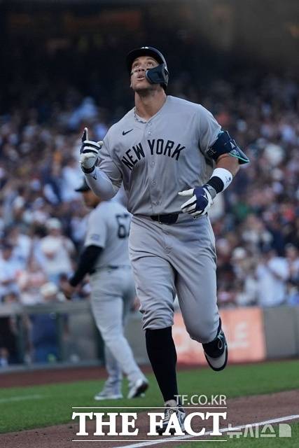 뉴욕 양키스 애런 저지가 29일(한국시간) 샌프란시스코 자이언츠전에서 5회초 좌월 솔로 홈런을 날린 뒤 홈인하고 있다. /샌프란시스코=AP.뉴시스