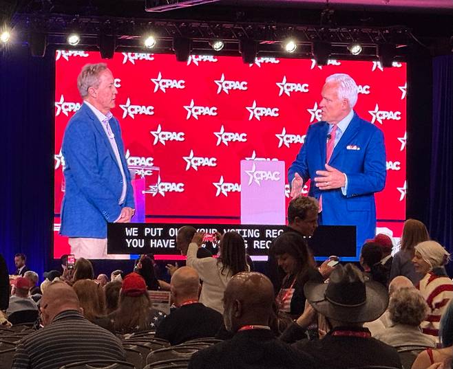 맷 슐랩 미국보수연합(ACU) 의장(오른쪽)이 28일 텍사스주 그레이프바인에서 열린 보수정치행동회의(CPAC) 현장에서 참가자들을 대상으로 한 비공식 여론 조사인 '스트로폴' 결과를 공개하고 있다. /그레이프바인(텍사스주)=김은중 특파원