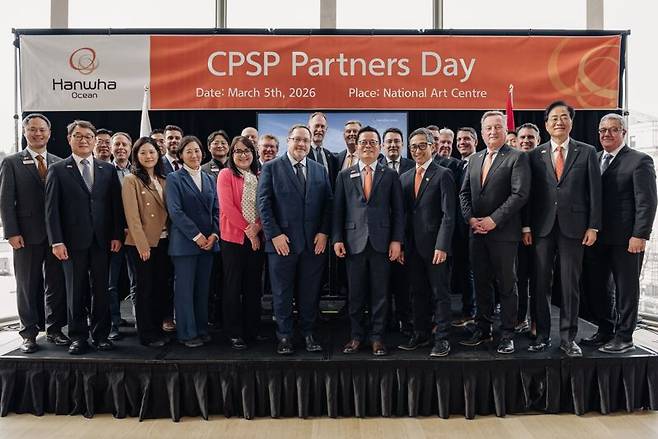 어성철 한화오션 사장(앞줄 오른쪽 다섯번째)이 지난 5일 캐나다 오타와에서 '60조원 규모 캐나다 잠수함 프로젝트(CPSP) 파트너스 데이'를 개최한 뒤 관계자들과 기념촬영을 하고 있다. 한화오션 링크드인 제공