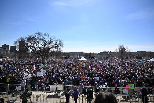 미국과 전 세계에서 28일(현지시간) 도널드 트럼프 대통령의 이란 전쟁 등에 반대하는 '노 킹스' 시위가 열린 가운데 미네소타 주 세인트폴 시위 현장에 시위대가 모여 있다. AP 연합